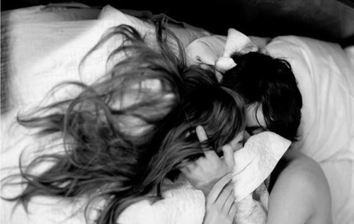 bed-black-and-white-couple-hugs-kiss-Favim.com-280867_large